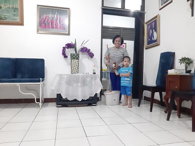 Ibu Maria Pireno lantai bersih berkat ecoenxyme--